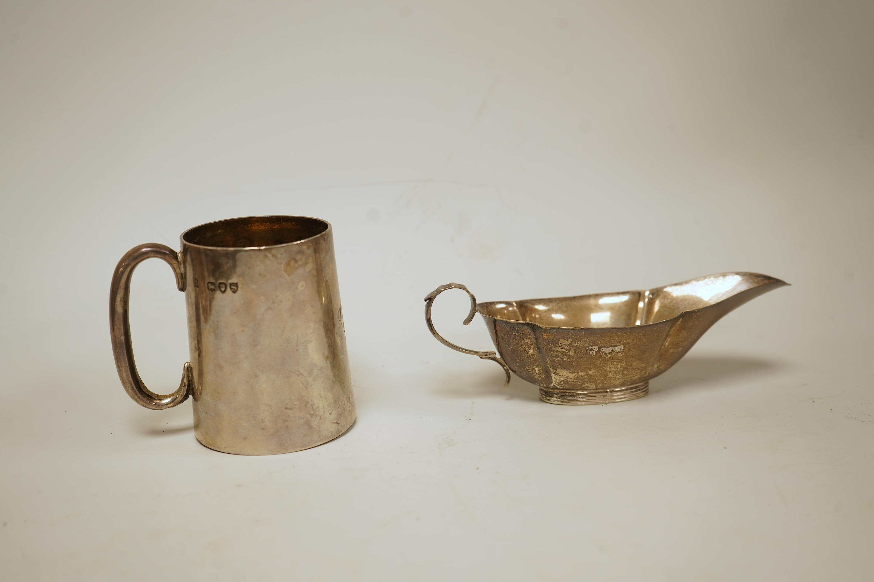 A late Victorian silver christening mug by Aldwinckle & Slater, London, 1893, height 71mm, together with a small silver sauceboat, 5oz.
